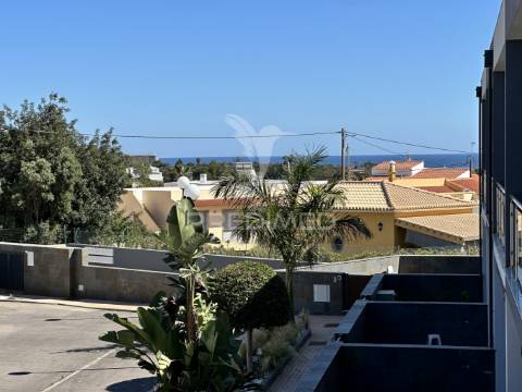 Moradia em banda t3 com estacionamento em box