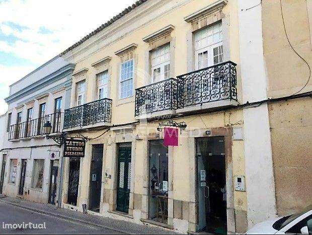 Prédio centenário habitacional e comércio na baixa de faro