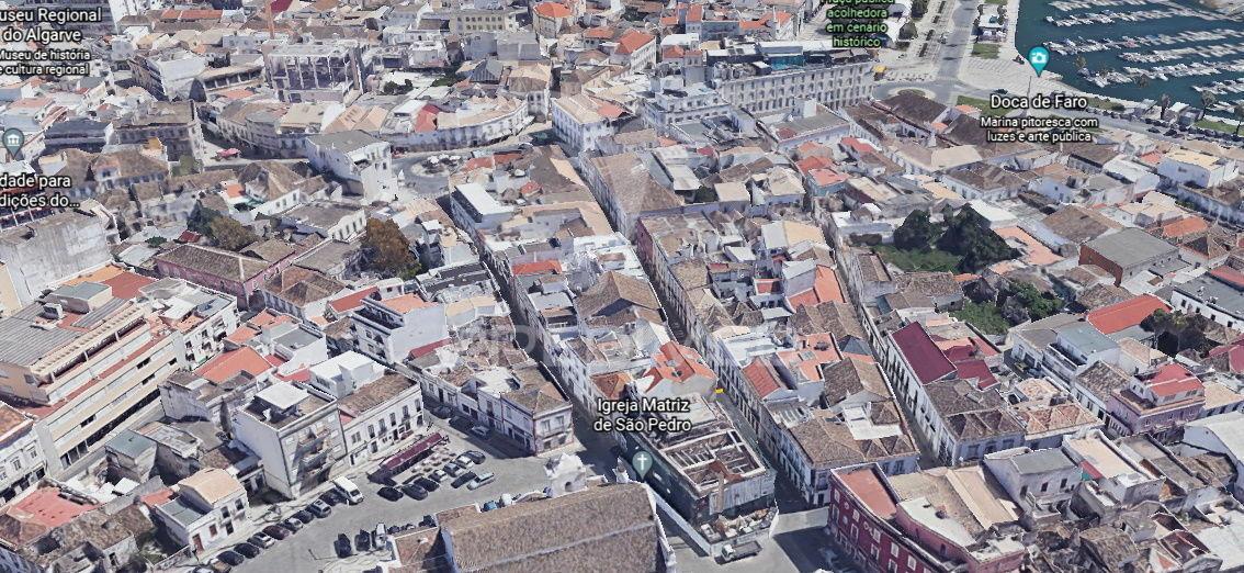 Prédio centenário habitacional e comércio na baixa de faro