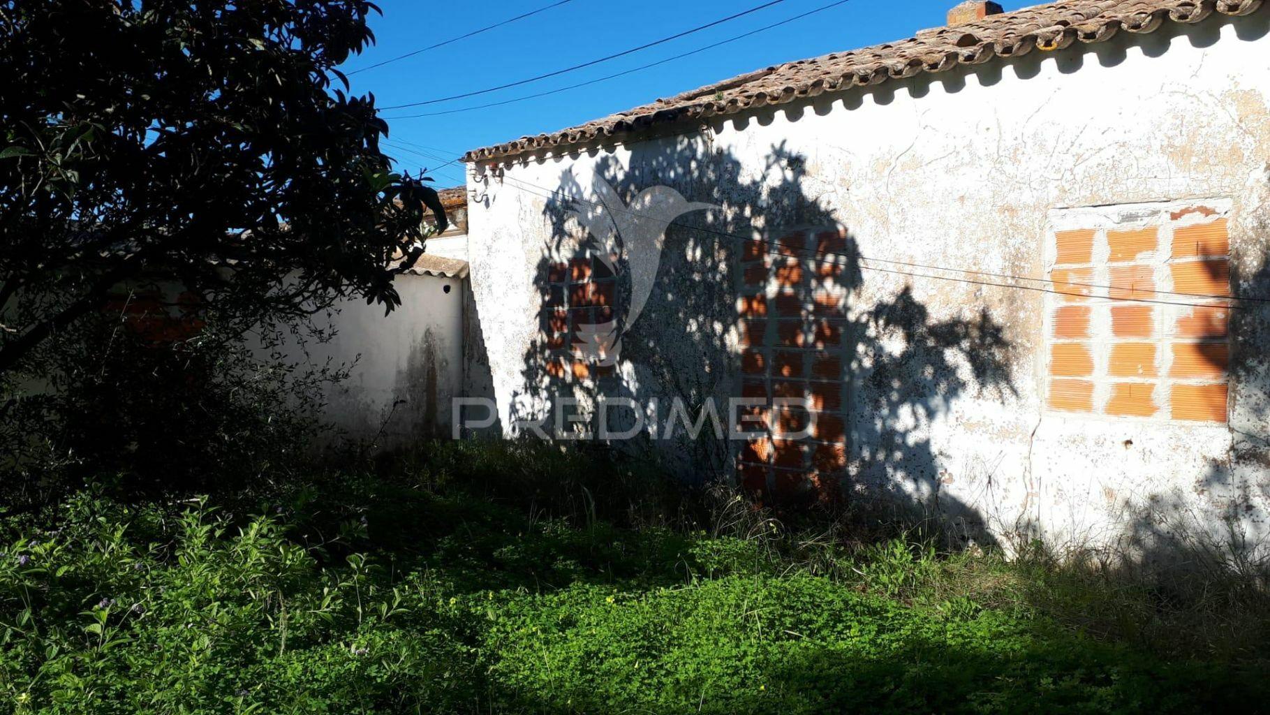 Ruína em lote de terreno inserido em zona urbana, tunes