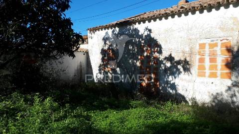 Ruína em lote de terreno inserido em zona urbana, tunes