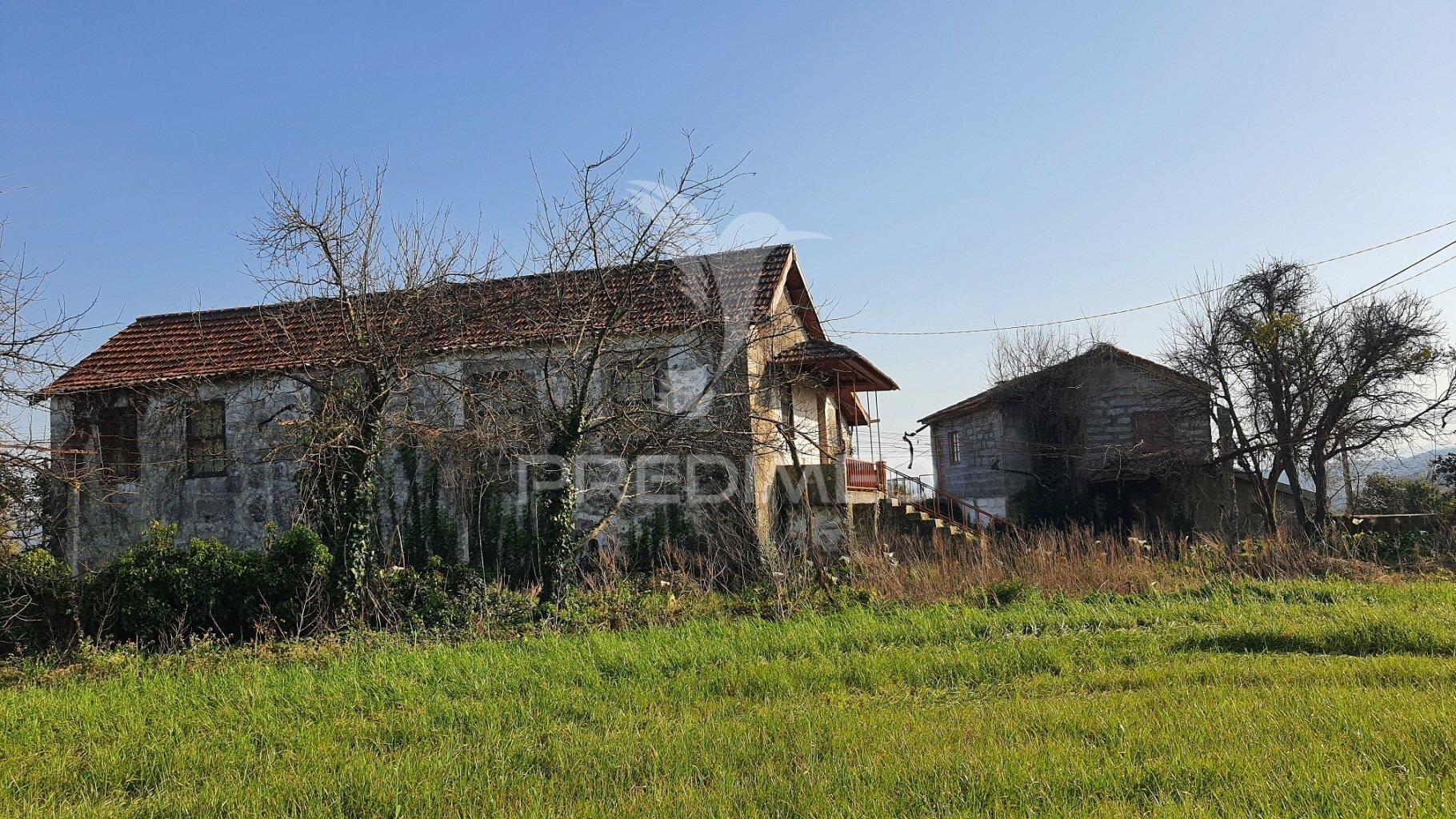 Quinta com 3 hectares com duas moradias.