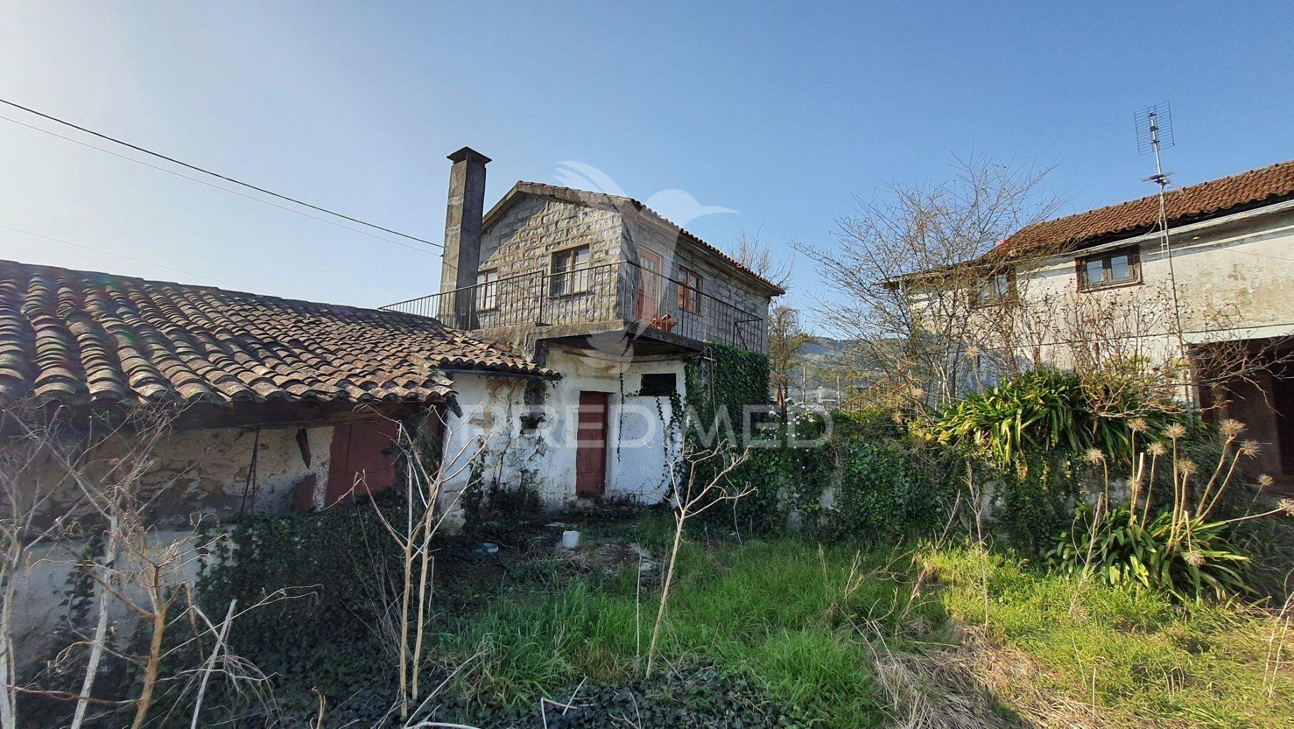 Quinta com 3 hectares com duas moradias.