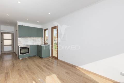 Andar de moradia t2 reabilitado com pátio e jardim, s.m. d/infesta