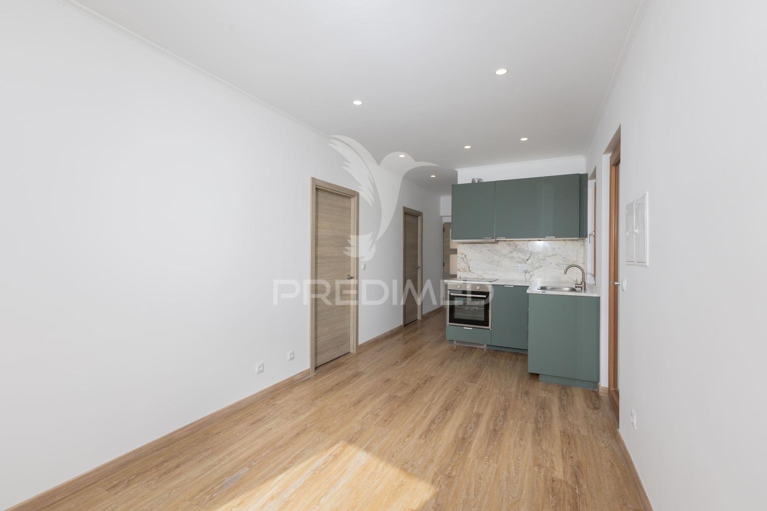Andar de moradia t2 reabilitado com pátio e jardim, s.m. d/infesta