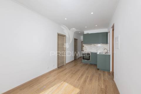 Andar de moradia t2 reabilitado com pátio e jardim, s.m. d/infesta
