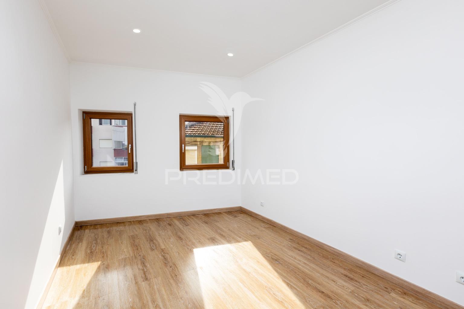 Andar de moradia t2 reabilitado com pátio e jardim, s.m. d/infesta