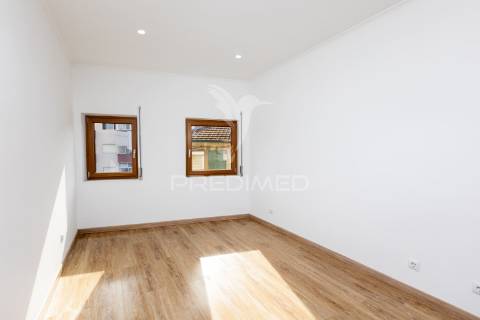 Andar de moradia t2 reabilitado com pátio e jardim, s.m. d/infesta