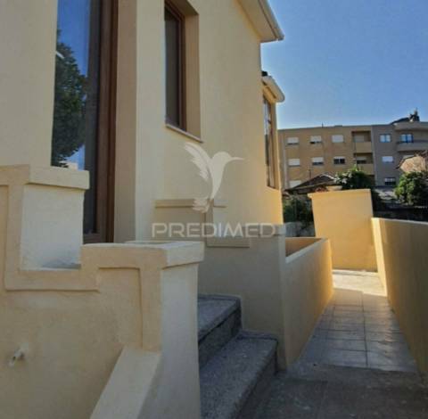 Andar de moradia t2 reabilitado com pátio e jardim, s.m. d/infesta
