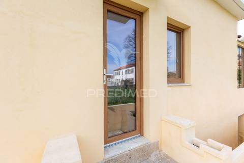 Andar de moradia t2 reabilitado com pátio e jardim, s.m. d/infesta