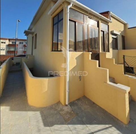 Andar de moradia t2 reabilitado com pátio e jardim, s.m. d/infesta