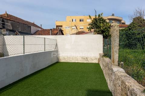Andar de moradia t2 reabilitado com pátio e jardim, s.m. d/infesta