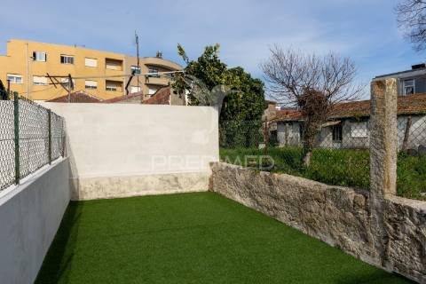 Andar de moradia t2 reabilitado com pátio e jardim, s.m. d/infesta