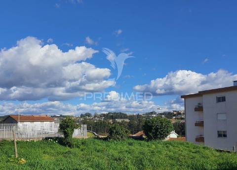Andar de moradia t2 reabilitado com pátio e jardim, s.m. d/infesta