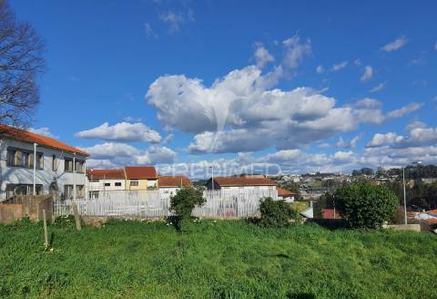 Andar de moradia t2 reabilitado com pátio e jardim, s.m. d/infesta