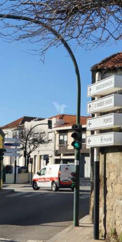 Andar de moradia t2 reabilitado com pátio e jardim, s.m. d/infesta