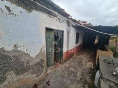Lote de terreno (1.500m2) com moradia para reconstrução