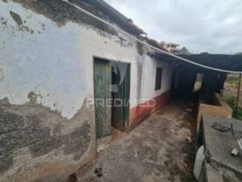 Lote de terreno (1.500m2) com moradia para reconstrução