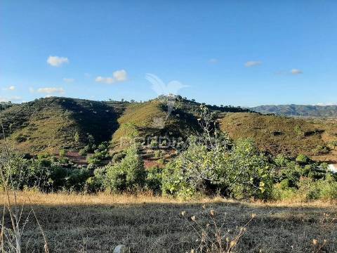 Ruína com vista para o mar e serra