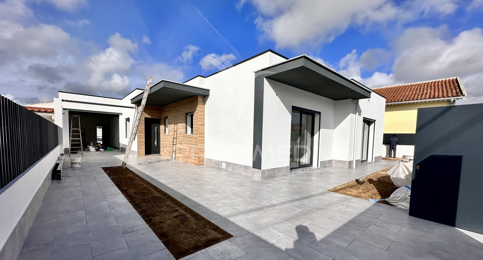 Moradia nova v4 com piscina zona nobre azeitão - boas áreas.