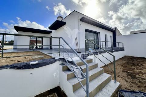Moradia nova v4 com piscina zona nobre azeitão - boas áreas.