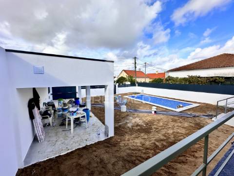 Moradia nova v4 com piscina zona nobre azeitão - boas áreas.