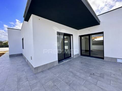 Moradia nova v4 com piscina zona nobre azeitão - boas áreas.