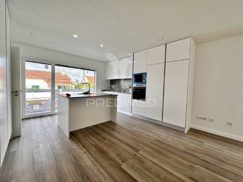 Moradia nova v4 com piscina zona nobre azeitão - boas áreas.