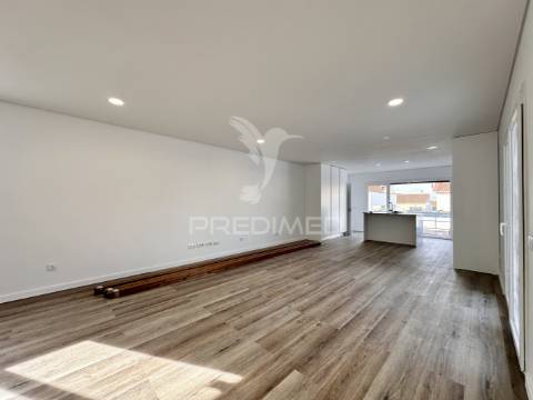 Moradia nova v4 com piscina zona nobre azeitão - boas áreas.