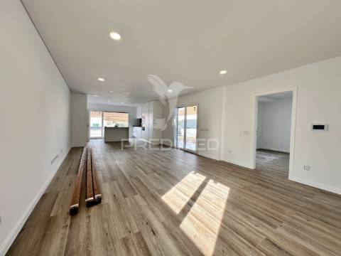 Moradia nova v4 com piscina zona nobre azeitão - boas áreas.