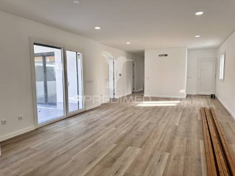 Moradia nova v4 com piscina zona nobre azeitão - boas áreas.