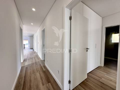 Moradia nova v4 com piscina zona nobre azeitão - boas áreas.