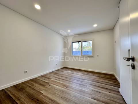 Moradia nova v4 com piscina zona nobre azeitão - boas áreas.