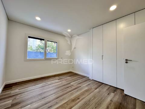 Moradia nova v4 com piscina zona nobre azeitão - boas áreas.