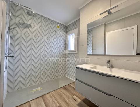 Moradia nova v4 com piscina zona nobre azeitão - boas áreas.