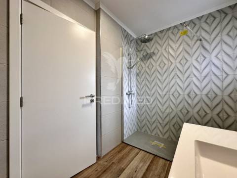 Moradia nova v4 com piscina zona nobre azeitão - boas áreas.