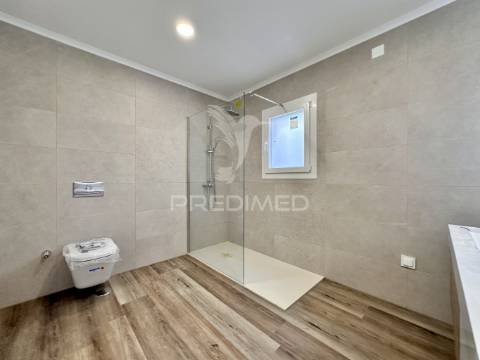 Moradia nova v4 com piscina zona nobre azeitão - boas áreas.