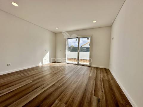 Moradia nova v4 com piscina zona nobre azeitão - boas áreas.