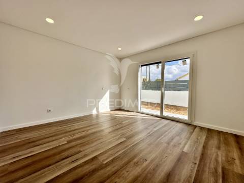 Moradia nova v4 com piscina zona nobre azeitão - boas áreas.