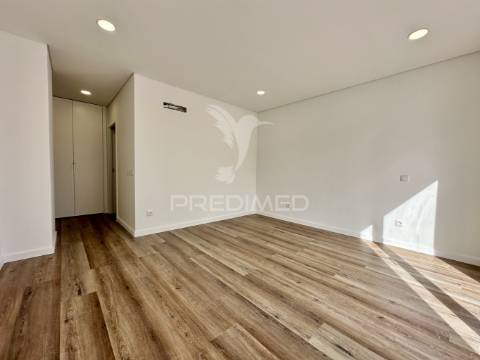 Moradia nova v4 com piscina zona nobre azeitão - boas áreas.