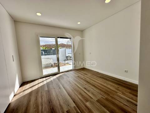 Moradia nova v4 com piscina zona nobre azeitão - boas áreas.