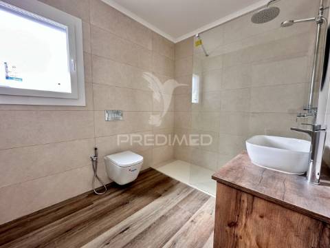 Moradia nova v4 com piscina zona nobre azeitão - boas áreas.