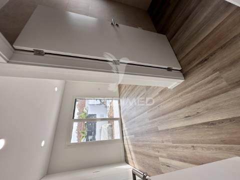 Moradia nova v4 com piscina zona nobre azeitão - boas áreas.
