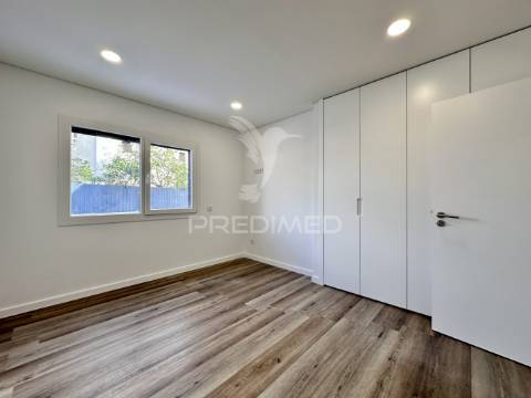 Moradia nova v4 com piscina zona nobre azeitão - boas áreas.