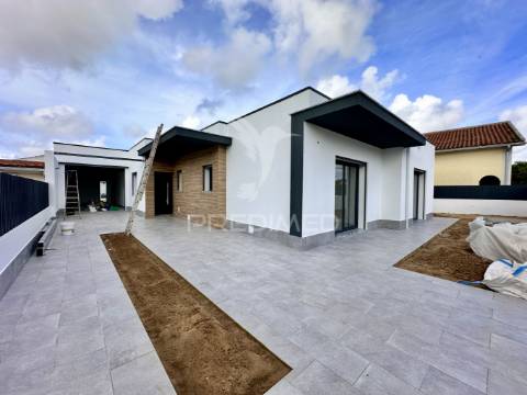 Moradia nova v4 com piscina zona nobre azeitão - boas áreas.