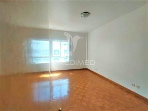 Apartamento t3 | com parqueamento  | alfragide