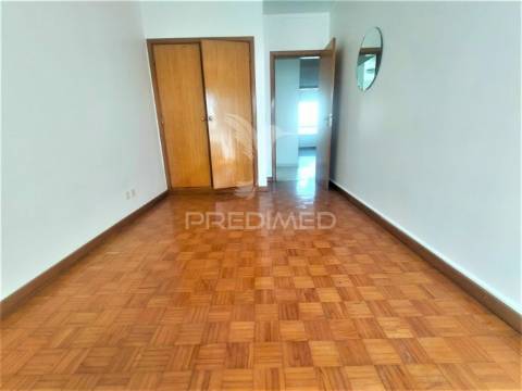 Apartamento t3 | com parqueamento  | alfragide