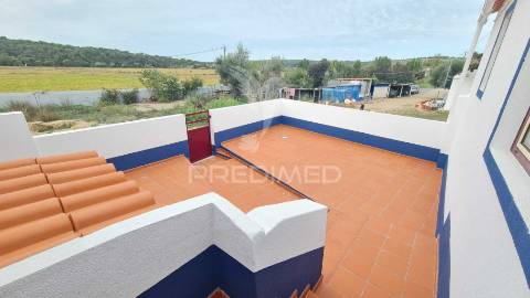 Moradia v2 com terraço próximo de alcácer do sal recentemente renovada