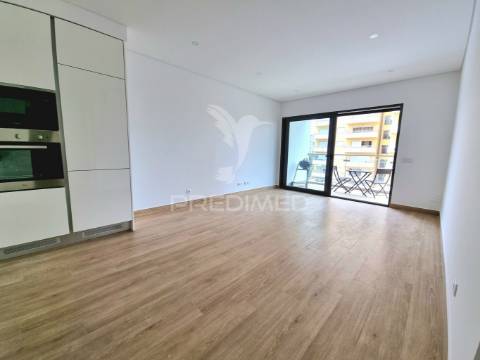 Apartamento t1 novo, piscina, garagem, a 200 metros da praia da rocha