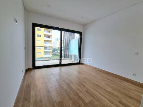 Apartamento t1 novo, piscina, garagem, a 200 metros da praia da rocha